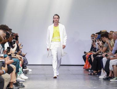 New York, Ny, Amerika Birleşik Devletleri - 9 Temmuz 2018: Bir model yürür pist Ny moda haftası sırasında Carlos Campos ilkbahar/yaz 2019 koleksiyonu için: Mens Industria Studios, Manhattan
