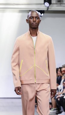 New York, Ny, Amerika Birleşik Devletleri - 9 Temmuz 2018: Bir model yürür pist Ny moda haftası sırasında Carlos Campos ilkbahar/yaz 2019 koleksiyonu için: Mens Industria Studios, Manhattan