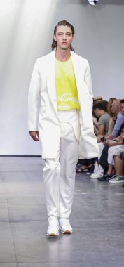 New York, Ny, Amerika Birleşik Devletleri - 9 Temmuz 2018: Bir model yürür pist Ny moda haftası sırasında Carlos Campos ilkbahar/yaz 2019 koleksiyonu için: Mens Industria Studios, Manhattan