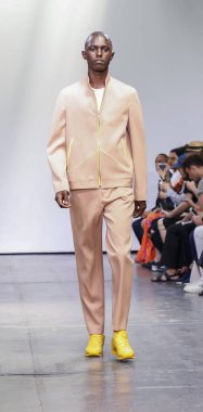 New York, Ny, Amerika Birleşik Devletleri - 9 Temmuz 2018: Bir model yürür pist Ny moda haftası sırasında Carlos Campos ilkbahar/yaz 2019 koleksiyonu için: Mens Industria Studios, Manhattan