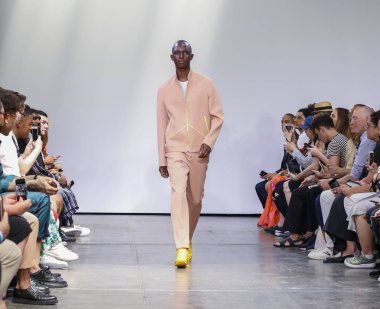 New York, Ny, Amerika Birleşik Devletleri - 9 Temmuz 2018: Bir model yürür pist Ny moda haftası sırasında Carlos Campos ilkbahar/yaz 2019 koleksiyonu için: Mens Industria Studios, Manhattan