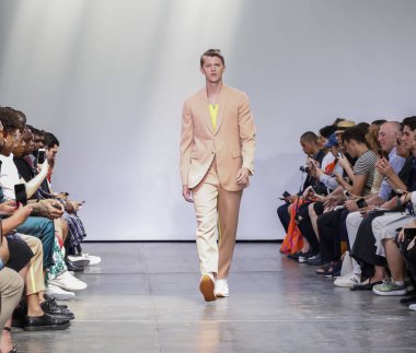 New York, Ny, Amerika Birleşik Devletleri - 9 Temmuz 2018: Bir model yürür pist Ny moda haftası sırasında Carlos Campos ilkbahar/yaz 2019 koleksiyonu için: Mens Industria Studios, Manhattan