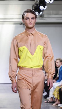New York, Ny, Amerika Birleşik Devletleri - 9 Temmuz 2018: Bir model yürür pist Ny moda haftası sırasında Carlos Campos ilkbahar/yaz 2019 koleksiyonu için: Mens Industria Studios, Manhattan