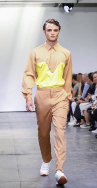 New York, Ny, Amerika Birleşik Devletleri - 9 Temmuz 2018: Bir model yürür pist Ny moda haftası sırasında Carlos Campos ilkbahar/yaz 2019 koleksiyonu için: Mens Industria Studios, Manhattan