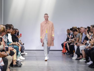 New York, Ny, Amerika Birleşik Devletleri - 9 Temmuz 2018: Bir model yürür pist Ny moda haftası sırasında Carlos Campos ilkbahar/yaz 2019 koleksiyonu için: Mens Industria Studios, Manhattan