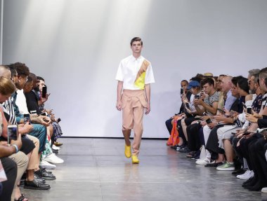 New York, Ny, Amerika Birleşik Devletleri - 9 Temmuz 2018: Bir model yürür pist Ny moda haftası sırasında Carlos Campos ilkbahar/yaz 2019 koleksiyonu için: Mens Industria Studios, Manhattan