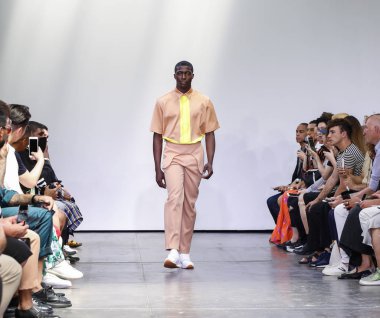 New York, Ny, Amerika Birleşik Devletleri - 9 Temmuz 2018: Bir model yürür pist Ny moda haftası sırasında Carlos Campos ilkbahar/yaz 2019 koleksiyonu için: Mens Industria Studios, Manhattan