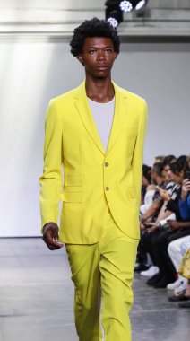 New York, Ny, Amerika Birleşik Devletleri - 9 Temmuz 2018: Bir model yürür pist Ny moda haftası sırasında Carlos Campos ilkbahar/yaz 2019 koleksiyonu için: Mens Industria Studios, Manhattan