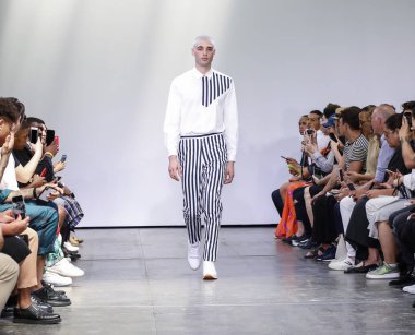 New York, Ny, Amerika Birleşik Devletleri - 9 Temmuz 2018: Bir model yürür pist Ny moda haftası sırasında Carlos Campos ilkbahar/yaz 2019 koleksiyonu için: Mens Industria Studios, Manhattan