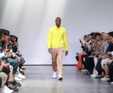 New York, Ny, Amerika Birleşik Devletleri - 9 Temmuz 2018: Bir model yürür pist Ny moda haftası sırasında Carlos Campos ilkbahar/yaz 2019 koleksiyonu için: Mens Industria Studios, Manhattan