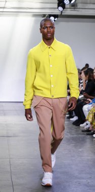 New York, Ny, Amerika Birleşik Devletleri - 9 Temmuz 2018: Bir model yürür pist Ny moda haftası sırasında Carlos Campos ilkbahar/yaz 2019 koleksiyonu için: Mens Industria Studios, Manhattan