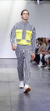 New York, Ny, Amerika Birleşik Devletleri - 9 Temmuz 2018: Bir model yürür pist Ny moda haftası sırasında Carlos Campos ilkbahar/yaz 2019 koleksiyonu için: Mens Industria Studios, Manhattan