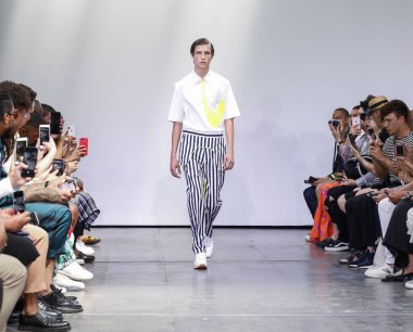 New York, Ny, Amerika Birleşik Devletleri - 9 Temmuz 2018: Bir model yürür pist Ny moda haftası sırasında Carlos Campos ilkbahar/yaz 2019 koleksiyonu için: Mens Industria Studios, Manhattan