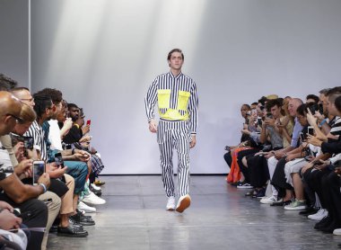 New York, Ny, Amerika Birleşik Devletleri - 9 Temmuz 2018: Bir model yürür pist Ny moda haftası sırasında Carlos Campos ilkbahar/yaz 2019 koleksiyonu için: Mens Industria Studios, Manhattan