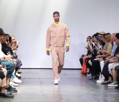 New York, Ny, Amerika Birleşik Devletleri - 9 Temmuz 2018: Bir model yürür pist Ny moda haftası sırasında Carlos Campos ilkbahar/yaz 2019 koleksiyonu için: Mens Industria Studios, Manhattan