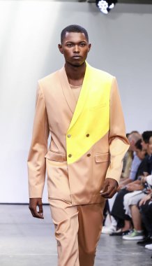 New York, Ny, Amerika Birleşik Devletleri - 9 Temmuz 2018: Bir model yürür pist Ny moda haftası sırasında Carlos Campos ilkbahar/yaz 2019 koleksiyonu için: Mens Industria Studios, Manhattan
