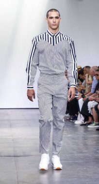 New York, Ny, Amerika Birleşik Devletleri - 9 Temmuz 2018: Bir model yürür pist Ny moda haftası sırasında Carlos Campos ilkbahar/yaz 2019 koleksiyonu için: Mens Industria Studios, Manhattan