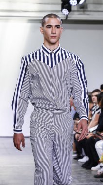 New York, Ny, Amerika Birleşik Devletleri - 9 Temmuz 2018: Bir model yürür pist Ny moda haftası sırasında Carlos Campos ilkbahar/yaz 2019 koleksiyonu için: Mens Industria Studios, Manhattan