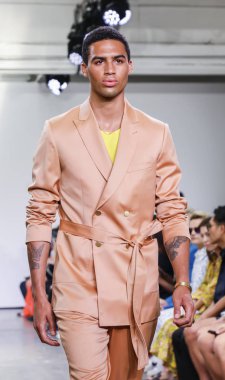 New York, Ny, Amerika Birleşik Devletleri - 9 Temmuz 2018: Bir model yürür pist Ny moda haftası sırasında Carlos Campos ilkbahar/yaz 2019 koleksiyonu için: Mens Industria Studios, Manhattan