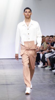 New York, Ny, Amerika Birleşik Devletleri - 9 Temmuz 2018: Bir model yürür pist Ny moda haftası sırasında Carlos Campos ilkbahar/yaz 2019 koleksiyonu için: Mens Industria Studios, Manhattan