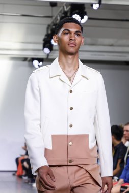 New York, Ny, Amerika Birleşik Devletleri - 9 Temmuz 2018: Bir model yürür pist Ny moda haftası sırasında Carlos Campos ilkbahar/yaz 2019 koleksiyonu için: Mens Industria Studios, Manhattan