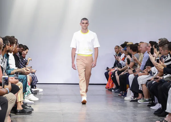 Nueva York Julio 2018 Una Modelo Camina Por Pasarela Colección — Foto de Stock