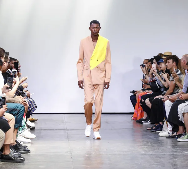 Nueva York Julio 2018 Una Modelo Camina Por Pasarela Colección — Foto de Stock