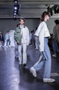 New York, Ny, Amerika Birleşik Devletleri - 10 Temmuz 2018: Modelleri yürüyüş pist için Feng Chen Wang ilkbahar/yaz 2019 pist gösterisi sırasında Ny Fashion Week: Mens Industria Studios, Manhattan