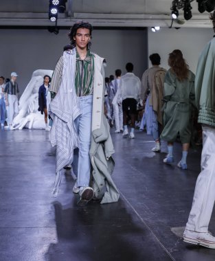 New York, Ny, Amerika Birleşik Devletleri - 10 Temmuz 2018: Modelleri yürüyüş pist için Feng Chen Wang ilkbahar/yaz 2019 pist gösterisi sırasında Ny Fashion Week: Mens Industria Studios, Manhattan