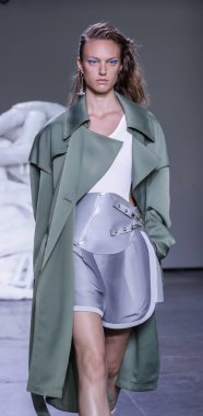 New York, Ny, Amerika Birleşik Devletleri - 10 Temmuz 2018: Bir model yürür pist için Feng Chen Wang ilkbahar/yaz 2019 pist gösterisi Ny moda haftası sırasında: Mens Industria Studios, Manhattan