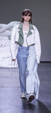 New York, Ny, Amerika Birleşik Devletleri - 10 Temmuz 2018: Bir model yürür pist için Feng Chen Wang ilkbahar/yaz 2019 pist gösterisi Ny moda haftası sırasında: Mens Industria Studios, Manhattan
