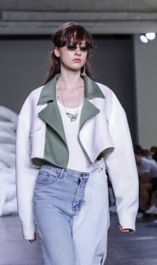 New York, Ny, Amerika Birleşik Devletleri - 10 Temmuz 2018: Bir model yürür pist için Feng Chen Wang ilkbahar/yaz 2019 pist gösterisi Ny moda haftası sırasında: Mens Industria Studios, Manhattan