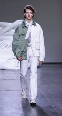 New York, Ny, Amerika Birleşik Devletleri - 10 Temmuz 2018: Bir model yürür pist için Feng Chen Wang ilkbahar/yaz 2019 pist gösterisi sırasında Ny moda Wweek: Mens Industria Studios, Manhattan