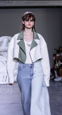 New York, Ny, Amerika Birleşik Devletleri - 10 Temmuz 2018: Bir model yürür pist için Feng Chen Wang ilkbahar/yaz 2019 pist gösterisi Ny moda haftası sırasında: Mens Industria Studios, Manhattan