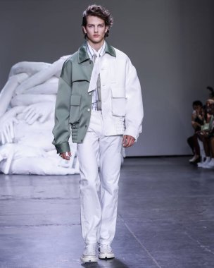New York, Ny, Amerika Birleşik Devletleri - 10 Temmuz 2018: Bir model yürür pist için Feng Chen Wang ilkbahar/yaz 2019 pist gösterisi sırasında Ny moda Wweek: Mens Industria Studios, Manhattan