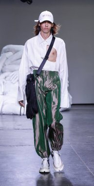 New York, Ny, Amerika Birleşik Devletleri - 10 Temmuz 2018: Bir model yürür pist için Feng Chen Wang ilkbahar/yaz 2019 pist gösterisi sırasında Ny moda Wweek: Mens Industria Studios, Manhattan