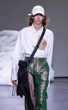 New York, Ny, Amerika Birleşik Devletleri - 10 Temmuz 2018: Bir model yürür pist için Feng Chen Wang ilkbahar/yaz 2019 pist gösterisi sırasında Ny moda Wweek: Mens Industria Studios, Manhattan