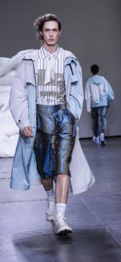 New York, Ny, Amerika Birleşik Devletleri - 10 Temmuz 2018: Bir model yürür pist için Feng Chen Wang ilkbahar/yaz 2019 pist gösterisi sırasında Ny moda Wweek: Mens Industria Studios, Manhattan