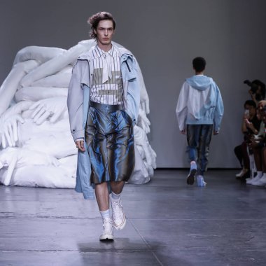 New York, Ny, Amerika Birleşik Devletleri - 10 Temmuz 2018: Bir model yürür pist için Feng Chen Wang ilkbahar/yaz 2019 pist gösterisi sırasında Ny moda Wweek: Mens Industria Studios, Manhattan