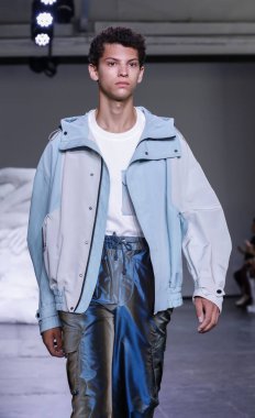 New York, Ny, Amerika Birleşik Devletleri - 10 Temmuz 2018: Bir model yürür pist için Feng Chen Wang ilkbahar/yaz 2019 pist gösterisi sırasında Ny moda Wweek: Mens Industria Studios, Manhattan