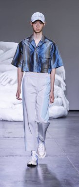 New York, Ny, Amerika Birleşik Devletleri - 10 Temmuz 2018: Bir model yürür pist için Feng Chen Wang ilkbahar/yaz 2019 pist gösterisi sırasında Ny moda Wweek: Mens Industria Studios, Manhattan