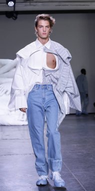 New York, Ny, Amerika Birleşik Devletleri - 10 Temmuz 2018: Bir model yürür pist için Feng Chen Wang ilkbahar/yaz 2019 pist gösterisi sırasında Ny moda Wweek: Mens Industria Studios, Manhattan