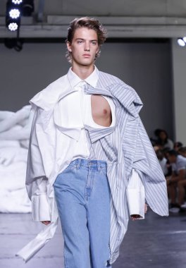 New York, Ny, Amerika Birleşik Devletleri - 10 Temmuz 2018: Bir model yürür pist için Feng Chen Wang ilkbahar/yaz 2019 pist gösterisi sırasında Ny moda Wweek: Mens Industria Studios, Manhattan