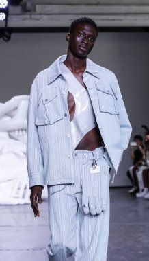 New York, Ny, Amerika Birleşik Devletleri - 10 Temmuz 2018: Bir model yürür pist için Feng Chen Wang ilkbahar/yaz 2019 pist gösterisi sırasında Ny moda Wweek: Mens Industria Studios, Manhattan