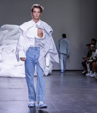 New York, Ny, Amerika Birleşik Devletleri - 10 Temmuz 2018: Bir model yürür pist için Feng Chen Wang ilkbahar/yaz 2019 pist gösterisi sırasında Ny moda Wweek: Mens Industria Studios, Manhattan