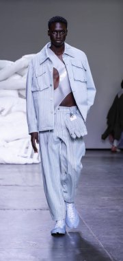 New York, Ny, Amerika Birleşik Devletleri - 10 Temmuz 2018: Bir model yürür pist için Feng Chen Wang ilkbahar/yaz 2019 pist gösterisi sırasında Ny moda Wweek: Mens Industria Studios, Manhattan