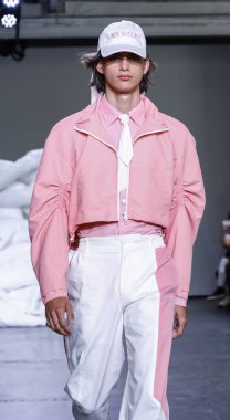 New York, Ny, Amerika Birleşik Devletleri - 10 Temmuz 2018: Bir model yürür pist için Feng Chen Wang ilkbahar/yaz 2019 pist gösterisi sırasında Ny moda Wweek: Mens Industria Studios, Manhattan