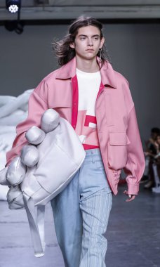 New York, Ny, Amerika Birleşik Devletleri - 10 Temmuz 2018: Bir model yürür pist için Feng Chen Wang ilkbahar/yaz 2019 pist gösterisi Ny moda haftası sırasında: Mens Industria Studios, Manhattan