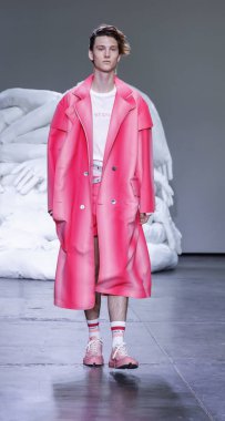 New York, Ny, Amerika Birleşik Devletleri - 10 Temmuz 2018: Bir model yürür pist için Feng Chen Wang ilkbahar/yaz 2019 pist gösterisi sırasında Ny moda Wweek: Mens Industria Studios, Manhattan