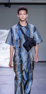 New York, Ny, Amerika Birleşik Devletleri - 10 Temmuz 2018: Bir model yürür pist için Feng Chen Wang ilkbahar/yaz 2019 pist gösterisi sırasında Ny moda Wweek: Mens Industria Studios, Manhattan